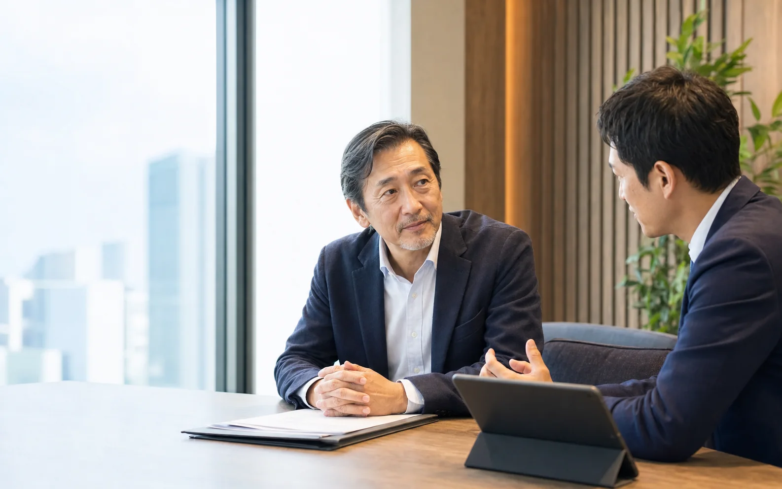 会社売却について対話する経営者とM&A相談担当者